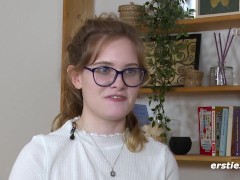 Ersties - Die süße Luna T verwöhnt ihre rosa Pussy