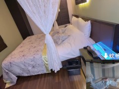 【床べちゃ潮吹き/オイル生中】電マ3本&生ちんぽでイカされまくる人妻さん♡ ぬるてかデカ尻を揺らしながら何度何度も絶頂…!! イってもすぐ復活する絶倫男子と果てるまで生SEX♡ - Screenshot 3 of 16 - ハメ 撮り