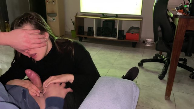 Hermosa pequeña rubia argentina hace una mamada profunda mientras vemos fútbol. Copa América USA