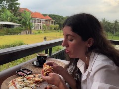 Ем пиццу со спермой на лице в публичном кафе - Screenshot 10 of 16 - Food Porn