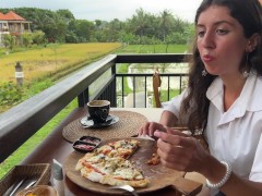 Ем пиццу со спермой на лице в публичном кафе - Screenshot 11 of 16 - Cum Eating