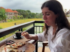 Ем пиццу со спермой на лице в публичном кафе - Screenshot 14 of 16 - Public