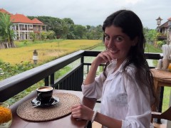 Ем пиццу со спермой на лице в публичном кафе - Screenshot 2 of 16 - Cumwalk