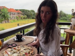 Ем пиццу со спермой на лице в публичном кафе - Screenshot 3 of 16 - Public Cumwalk