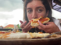 Ем пиццу со спермой на лице в публичном кафе - Screenshot 9 of 16 - Public