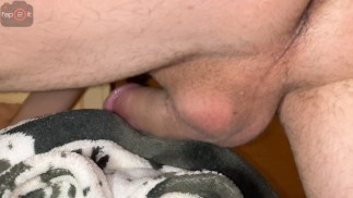 L’homme bosse l’oreiller tout en parlant sale et en gémissant jusqu’à l’orgasme intense secouant