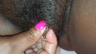 Grosse chatte poilue Ebony baise un gode