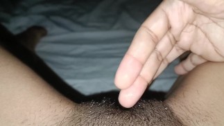 Sie ist sehr verzweifelt und berührt sich so oft, dass sie fast erwischt wird