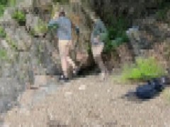 Девушка осмелилась пробежаться голой по пляжу и показать свою задницу 1/16