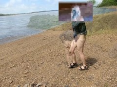 Девушка осмелилась пробежаться голой по пляжу и показать свою задницу 13/16