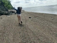 Девушка осмелилась пробежаться голой по пляжу и показать свою задницу 15/16