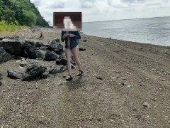 Девушка осмелилась пробежаться голой по пляжу и показать свою задницу 16/16