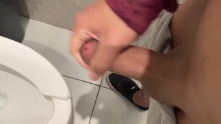 在公共浴室里抽搐，试图不被抓住