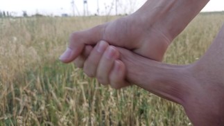 Молодой сексуальный парень дрочит в поле и далеко кончает