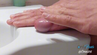Polla grande  en el baño - semen hot  - arriba del labamanos