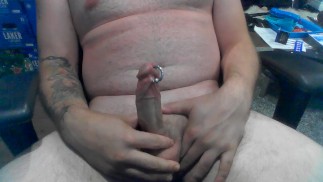 Guy играет с пирсингованным членом