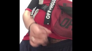 Дрочка с большим членом в общественном туалете