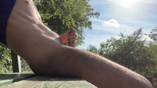 Wurde beim Wichsen von Großem Schwanz auf öffentlicher Parkbank Erwischt (Schwanz Flash)