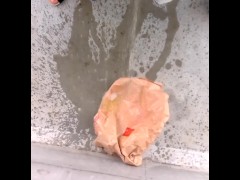 捨ててあったゴミをおしっこでびちゃびちゃにしてきた - Screenshot 13 of 16 - 立ちション