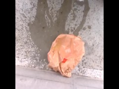 捨ててあったゴミをおしっこでびちゃびちゃにしてきた - Screenshot 16 of 16 - 女の子