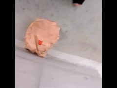 捨ててあったゴミをおしっこでびちゃびちゃにしてきた - Screenshot 2 of 16 - おしっこ
