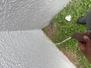 Папочка с большим членом писает в течение 20 секунд