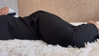 Марокканская милфа трахает пальцами киску