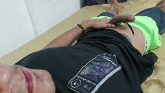 Der junge Latino spielt mit seinem Schwanz und masturbiert in seinem Zimmer, bis er auf seinem Hemd ejakuliert