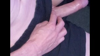 Viendo a mis estrellas porno favoritas en porno hub y jugando con mi polla.
