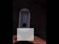 和式トイレで立ちションしたら、全部壁にかかっちゃった - Screenshot 2 of 16 - おしっこ