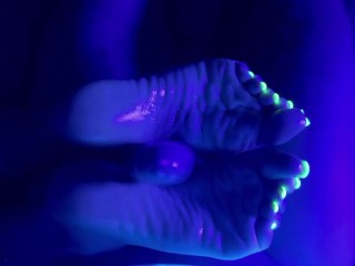 Dirty Talk Footjob заставляет их довольно длинные ногти на ногах светиться