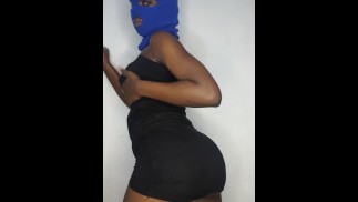 Сексуальная чернокожая тверкает в черном