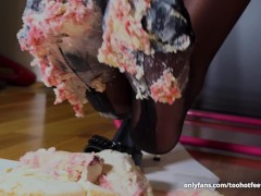 Cake crushing trampling fun - Screenshot 10 of 16 - Trampling