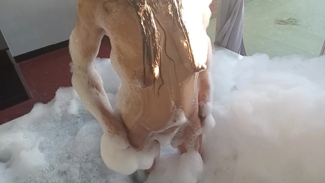 mature warms up sissy while bathing madura calienta a mariquita bañandose