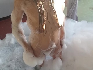 Mature Warms up Sissy while Bathing Madura Calienta a Mariquita Bañandose