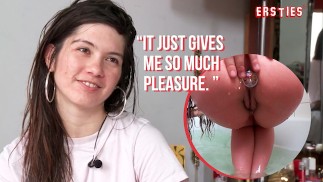Ersties - L.A. babe Julia se baigne avec un plug anal