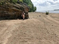 Русская девушка осмелилась пробежаться голой и показать свою задницу - Screenshot 14 of 16 - Outdoor