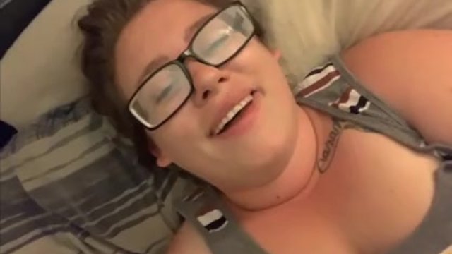 Трахаю мою мокрую киску моим любимым дилдо