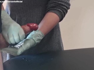 Медсестра дрочит в зеленых перчатках