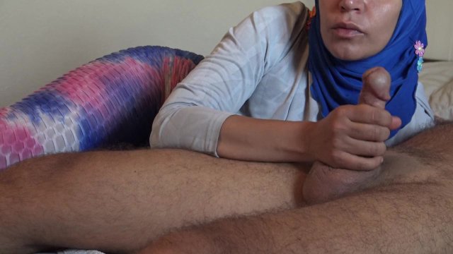 Olgun Müslüman hizmetçi İstanbul'da Türk işvereninin penisiyle oynuyor.