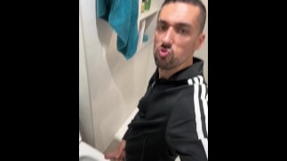 Aftrekken met lul hard en pissen in de badkamer