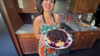 Baker get creamed. Full video on only fans.