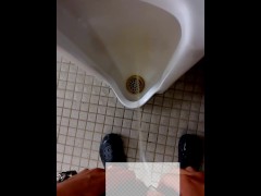 女の子が小便器でおしっこ