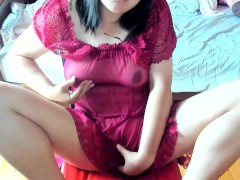 おしっこを我慢しながら赤い下着越しにオナニー。最後はおしっこをぶちまける。