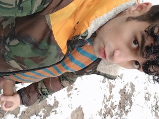 在寒冷的雪地上混蛋