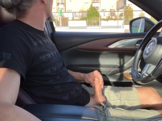 Публичная мастурбация на парковке