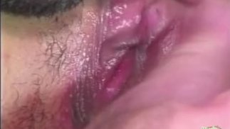 Busty asiatique sait comment faire jouir un homme sur son visage