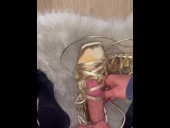 Schizzo nei sandali della ragazza, li sgocciolo tutti 💦 👠