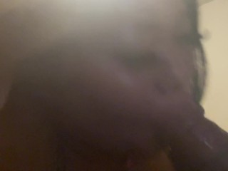 Азиатская крошка-толстушка отсасывает своему отчиму