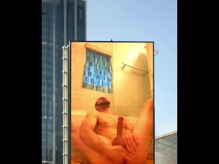 我现在出名了吗？！ Sextape 在市中心广告牌上刊登广告！